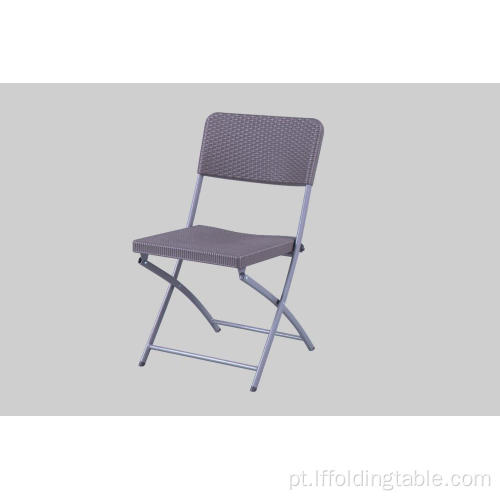 Cadeira de plástico com pés de metal